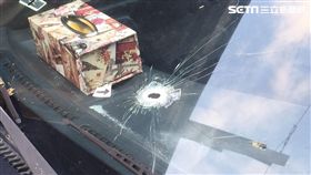 高雄又傳槍響！毒犯拒捕開車衝撞　警連開13槍制止／翻攝畫面