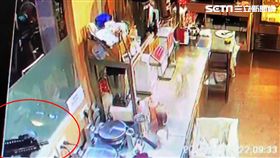 蔡男向王男借25萬元後跑路，王男找隔壁的劉男詢問，卻以為對方有意袒護，竟拿槍出來恐嚇遭逮（翻攝畫面）