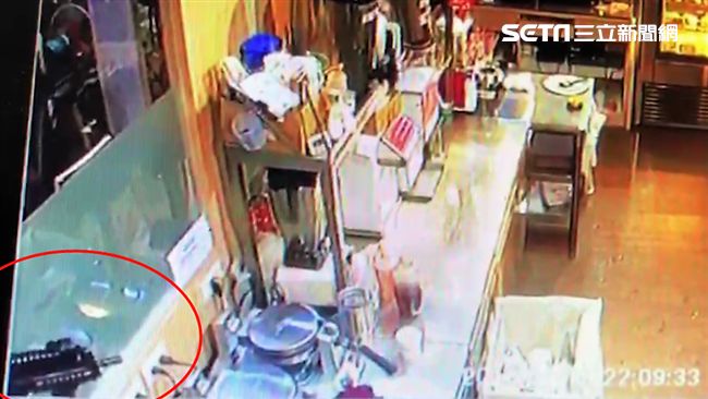 隔壁老闆跑路　卻是他的咖啡店被開槍