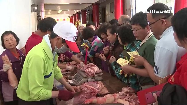 大甲媽祝壽大典結束　信眾瘋搶豬公肉