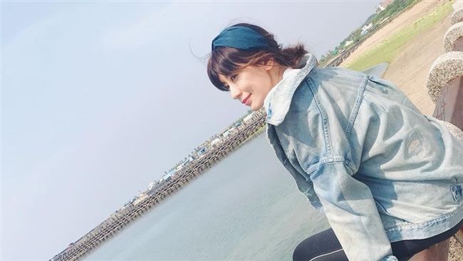 賈靜雯海邊踏青　幸福背景羨煞眾人