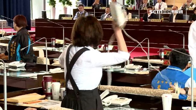 哨音亂入阻質詢　女議員暴怒砸飛電話