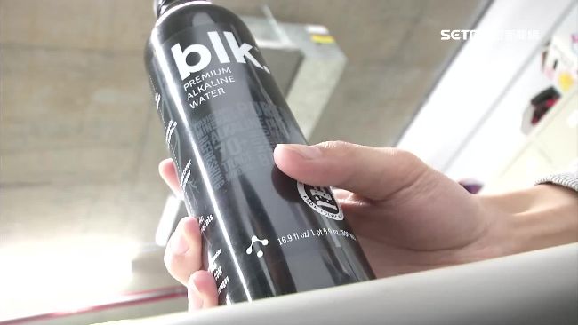 喝過「黑礦泉水」嗎？網紅瘋打卡開箱