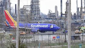美西南航空班機18日發動機爆炸迫降（圖／推特）