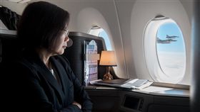 蔡總統出訪史瓦濟蘭專機畫面總統蔡英文17日出訪友邦史瓦濟蘭，蔡總統在臉書po出她在專機上看著窗外幻象2000戰機伴飛專機的照片。（總統府提供）中央社記者呂欣憓傳真　107年4月17日