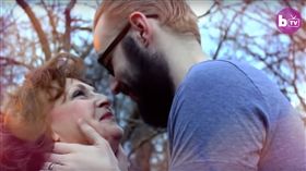 美國,老少配,姐弟戀,哈維克,Gary Hardwick,艾美達,Almeda（圖／https://www.youtube.com/watch?v=ovAwxEOZ5ag）