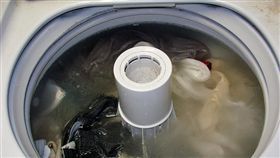 洗衣服,洗衣機／flickr／Celeste Lindell　https://www.flickr.com/photos/averagejane/485944589/in/photolist-JWAoZ-7bYgRf-btpH35-5q2jRA-872qrk-9TfaLW-7kwZPg-51mgi-g3SWF-8asT3F-7ZGn1Q-2yD9Ca-7D2WeM-FDQ1i-xEV2Er-aCecLD-aaNaoW-4gEjFD-uuqbyW-cKsDNs-bCBC8E-nQMDy4-z5qkH-99SWt3-aCxmok-88Lsqn-qDTBCm-hv8xs-8xzKG-4tYKzm-7wiRBE-eeXMVy-cdW4MQ-bT6HQT-6KwpUv-628ooQ-bpmGvL-5e5P3K-v648Cw-9kYZAJ-8vs4VE-87hnSL-75tsaF-7RWCXk-3M5Tx-4QdtKQ-fc614e-5hNST7-p1cnPF-p1axNQ