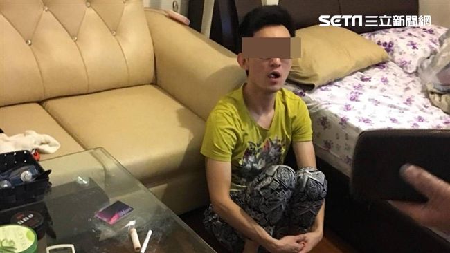 孝子變毒子！母報警抓兒躲門後哭泣
