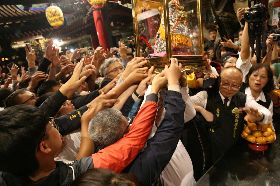 大甲媽回鑾  信眾爭相觸摸金身（2）