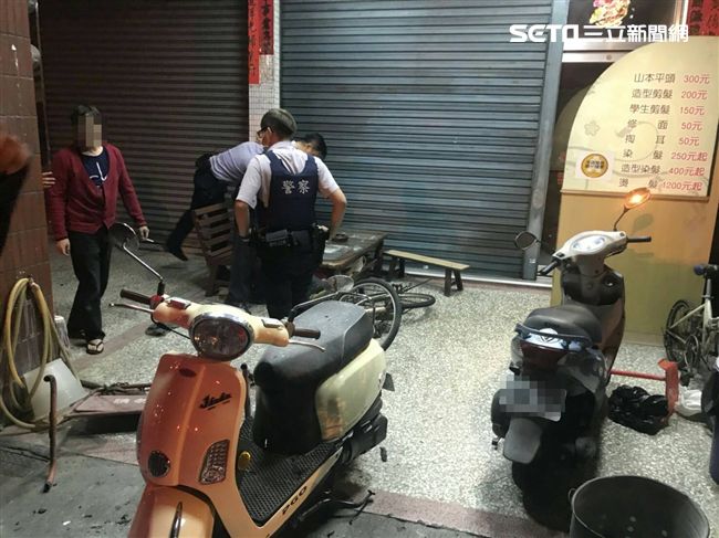 醉夫拿椅砸嫩妻被警抓⋯酒醒牽手回家