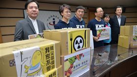 郝龍斌遞交反核災區食品公投提案連署書國民黨副主席郝龍斌（左3）與黨籍立委15日到中選會遞交反核災區食品公投提案連署書，呼籲大家以公投方式要求政府不要進口日本核災污染食品。中央社記者孫仲達攝  107年3月15日