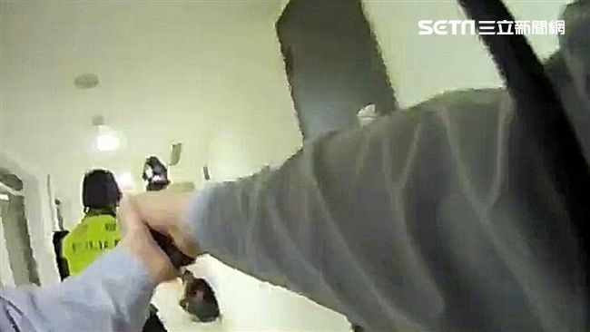 他拒捕撞5車躲飯店　被警辣椒水噴出