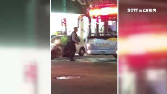公車離站男子硬要上　衝馬路肉身擋車