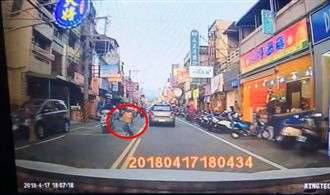 三寶不分年紀！小蘿莉旋風攻擊騎士！