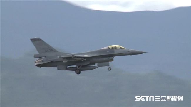 陸實彈軍演　F-16戰機掛彈頻起降