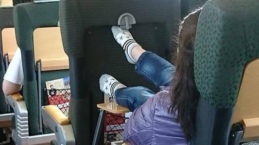 她把臭腳放上餐桌　遭勸還反嗆：多事