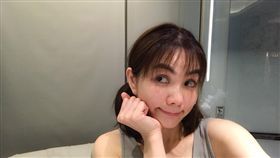 Ella近日剪了空氣流海。(圖/翻攝自臉書)