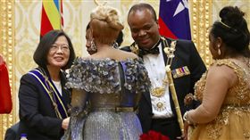 蔡總統與史國王妃握手致意總統蔡英文（左）訪問非洲友邦史瓦濟蘭，17日（當地時間）赴史國Lozitha王宮接受贈勳，並與史國王妃握手致意。右2為史國國王恩史瓦帝三世（King Mswati Ⅲ）。中央社記者吳翊寧史瓦濟蘭攝　107年4月18日