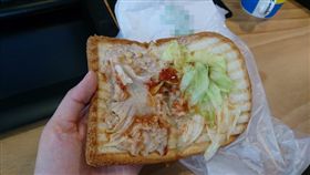 30元的鮪魚吐司長這樣，掀起網友論戰。（圖／翻攝PTT）