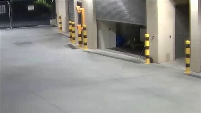 無人車庫竟自行開啟！鬼掃把漂浮飛出