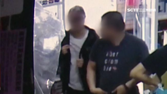 四男偷相機　聲東擊西還打pass