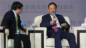 郭台銘在第4屆世界互聯網大會鴻海集團董事長郭台銘（右）4日在浙江烏鎮的世界互聯網大會上參加對話，他表示旗下富士康正走向全面化的內部第一階段工業互聯網時代，而且要將工業數據向部分中小企業開放。中央社記者張淑伶烏鎮攝 106年12月4日