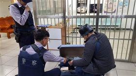 家暴,通緝犯,鋼盔,平底鍋(翻攝畫面)