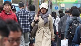 鋒面到降溫降雨　大雨強風特報齊發鋒面15日通過台灣，全台天氣不穩定，加上東北風增強，氣溫下降，中央氣象局發布13縣市大雨特報及18縣市陸上強風特報。走在台北街頭的民眾圍著圍巾保暖。中央社記者吳翊寧攝　107年4月15日