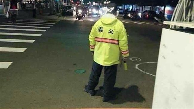 路旁義交背影噴霸氣　網驚：金毛獅王