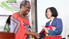 史國項古聖親王贈蔡總統傳統服飾（1）總統蔡英文（右）訪問非洲友邦史瓦濟蘭，18日前往史京政府醫院及門急診大樓建地參訪，史國經濟企劃暨發展部長項古聖親王（Prince Hlangusemphi）（左）致贈史國傳統服飾給蔡總統。中央社記者吳翊寧史瓦濟蘭攝　107年4月18日