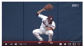 ▲沒能幫投手守住完全比賽，NEXEN英雄外野手李政厚摔手套。（圖／截自網路）