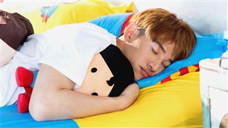 帥哥抓屁屁！張立昂「性感部位」失守