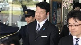 日本新潟縣長米山隆一爆買春醜聞，18日宣布辭職下台。（圖／翻攝産経ニュース）