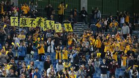 中職獅象戰　象迷加油打氣中華職棒統一7－ELEVEn獅隊8日在天母棒球場迎戰中信兄弟隊，目前中信兄弟戰績暫時墊底，球迷高舉「不離不棄是我兄弟」看板，為球隊加油打氣。中央社記者張新偉攝　107年4月8日