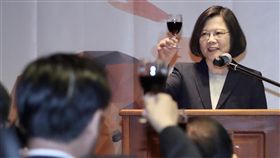 與非洲僑胞晚宴 蔡總統舉杯敬酒總統蔡英文（圖）訪問非洲友邦史瓦濟蘭，18日（當地時間）出席晚宴，與非洲南部地區僑胞交流，並舉杯敬酒。中央社記者吳翊寧史瓦濟蘭攝　107年4月19日