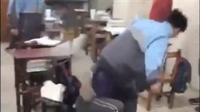 學生不滿互毆對方　一旁嬉笑錄影同學一起記大過（圖／翻攝自臉書「黑色豪門企業」）