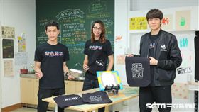 宇宙人製作演唱會手工帆布包獻宇宙友。（圖／相信音樂提供）