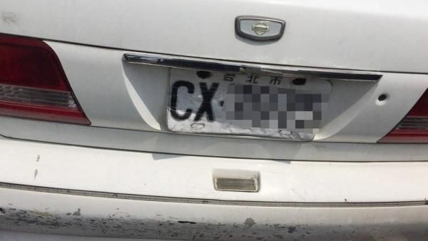 影印厚紙板還鎖螺絲？紙糊車牌超逼真