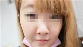 吳女在住家附近遭外籍移工熊抱並襲臀，事後將此事PO上臉書社團《爆料公社》（翻攝自吳女臉書）