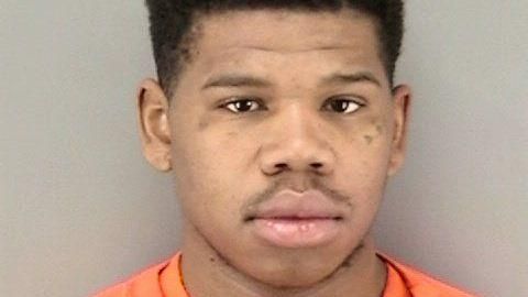 美男吵架突抓狂　當女友面摔死愛犬