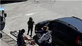 愛車慘遭刮花　他報警卻發現兇手是「4歲兒子」　圖／翻攝時間視頻