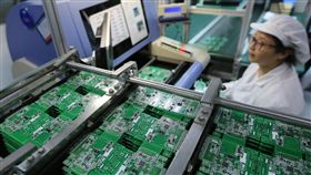 中興遭美制裁　正中陸企要害美國16日對中興通訊祭出長達7年的禁止出口特許令，已震撼中國大陸通訊業，因為美國企業掌握通訊核心技術與晶片等關鍵零件，美方此舉已經打中相關陸企的要害。圖為江蘇南通一家晶片製造廠，大陸生產的晶片仍難支應陸企的高端需求。（中新社提供）中央社　107年4月17日