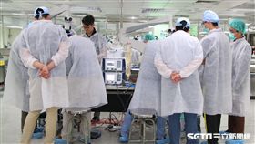 今年是陽明大學第13年舉辦腦血管顱底手術操作研習營，從美國進口14顆人體頭顱，模擬真實訓練供外科醫師解剖。（圖／陽明大學提供）