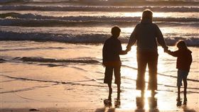 親情、孝順、養育之恩、父母、養父、養母（圖／翻攝Pixabay）