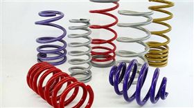 彈簧是避震系統內最早誕生的關鍵，被賦予的兩大責任就是?（圖／車訊網）