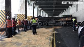 舊蘇花公路明隧道內砂石車打滑自撞現場（翻攝畫面）