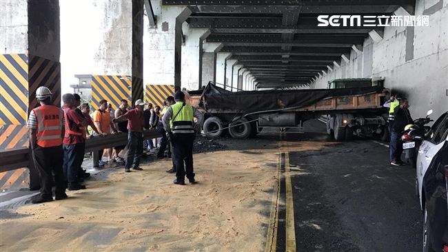 砂石車自撞卡隧道　蘇澳東澳段速搶通
