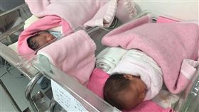 妊娠41週怕催生　濃稠墨綠胎便險危胎兒南投縣一名孕婦超過預產期，但害怕催生仍堅持自然產，妊娠41週陣痛到醫院待產，羊水一破，卻掉下墨綠色胎便，胎心音監測也發現胎兒心跳不穩，緊急剖腹產，生下健康女娃。示意圖非當事嬰兒。（南投醫院提供）中央社記者蕭博陽南投傳真　107年4月19日