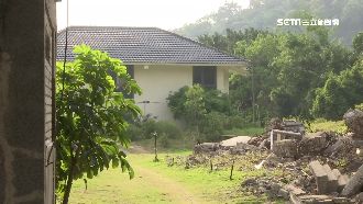 直擊破紗網碎石塊　七七行館成廢墟