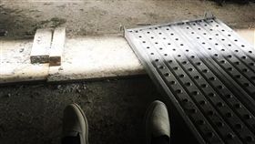 一名自稱是工人的女網友抱怨，她到工地附近的超商消費時，有一位店員跟在她後面拖地，讓她無奈地說「說真的，當工人真的很不被尊重欸！」其他網友看到之後，紛紛安慰表示「不要自己亂想太多，只要想說別人也是在工作就好了」。（圖／翻攝自爆怨公社）